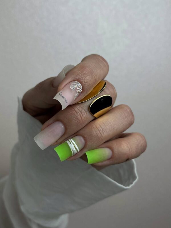 alt="acrigel color verde en modelo de uñas"